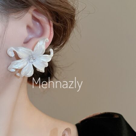 Beautiful floral earring.